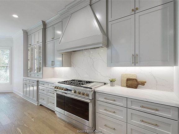 5th image of 5016 Augusta Cir