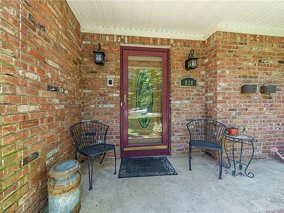 2nd image of 828 Somerset Dr