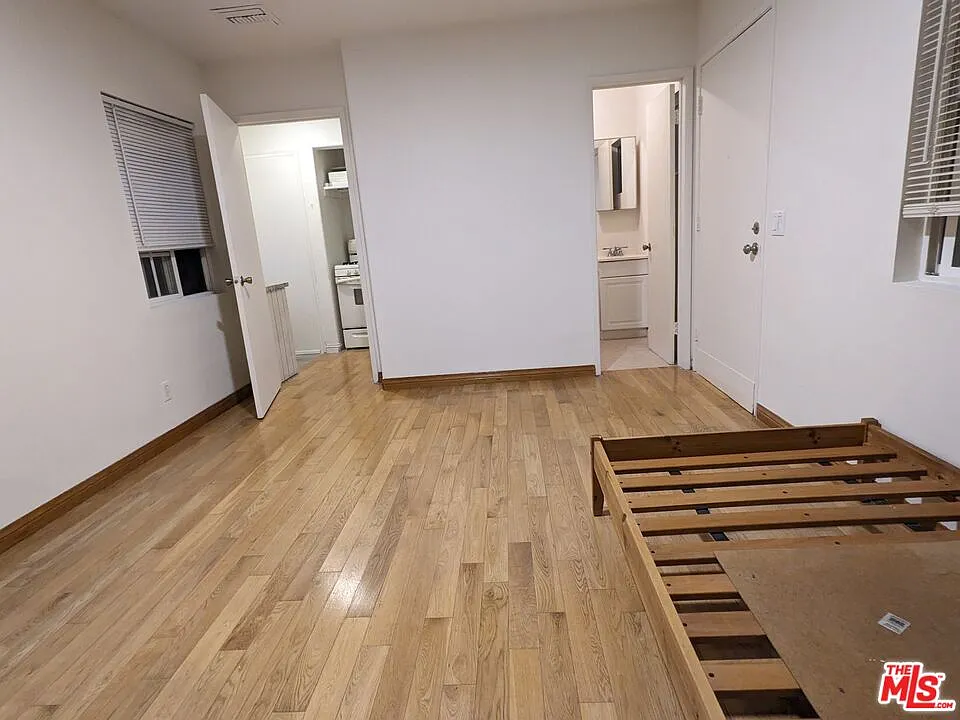 1 bed, 1.0 bath, 350 sqft, $1,050 — Photo 4