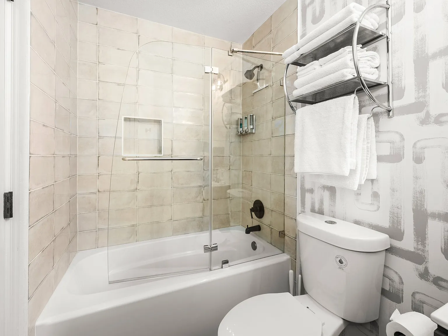 Furnished 1BR | In-Unit Laundry |All Utils Incl | DT PHX | Ideal for Travel Nurses & Relocators - #3 — Photo 3