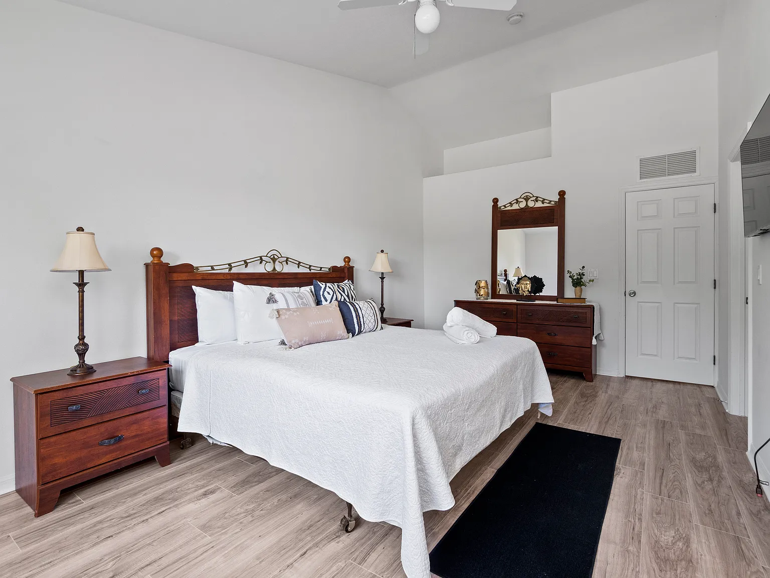 4 bed, $4,350 — Photo 3
