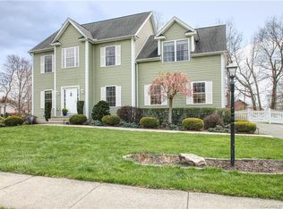 35 Fawn Meadow Dr, Naugatuck, CT 06770