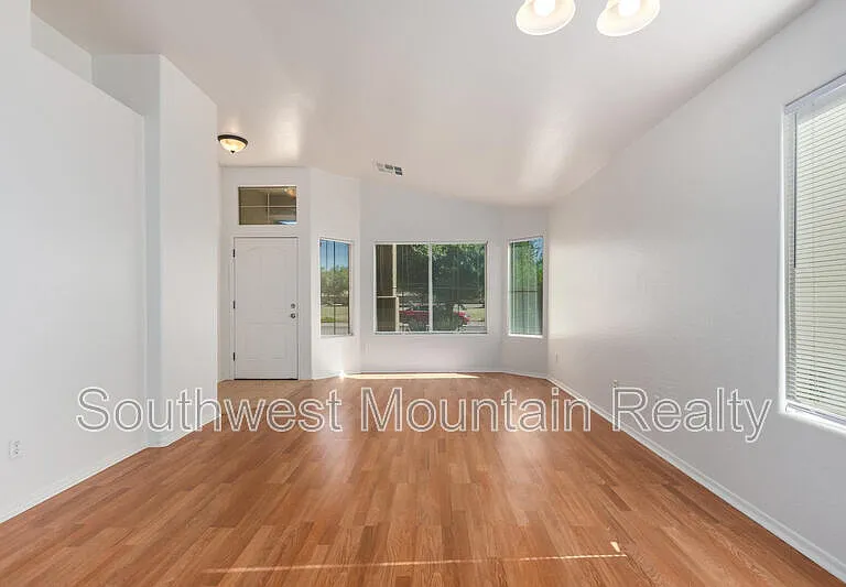 1140 W Oak Tree Ln — Photo 8