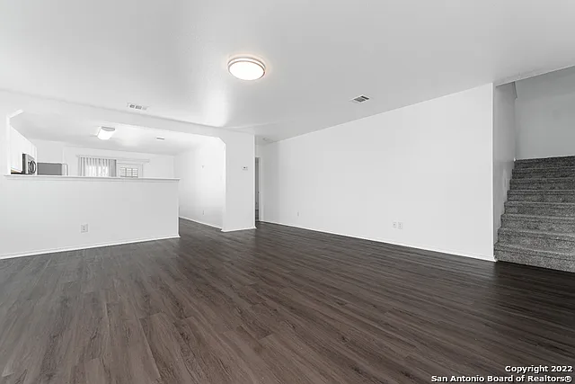 102 Mallow Grv — Photo 4