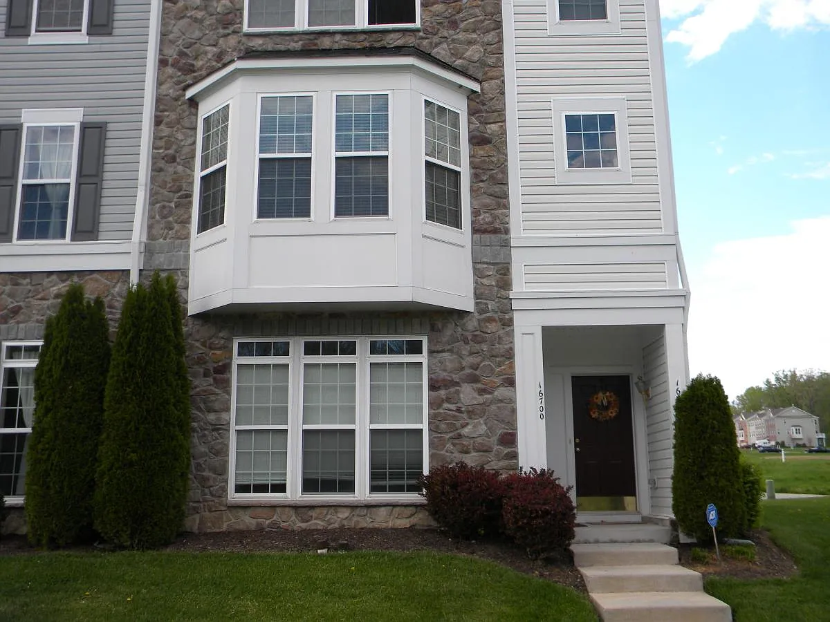 3 bed, 2.5 bath, 1723 sqft, $2,150 — Photo 3