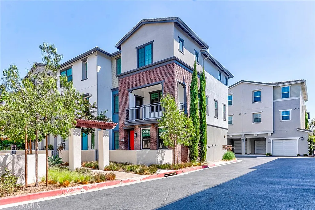 4 bed, 4.0 bath, 1870 sqft, $4,000 — Photo 1