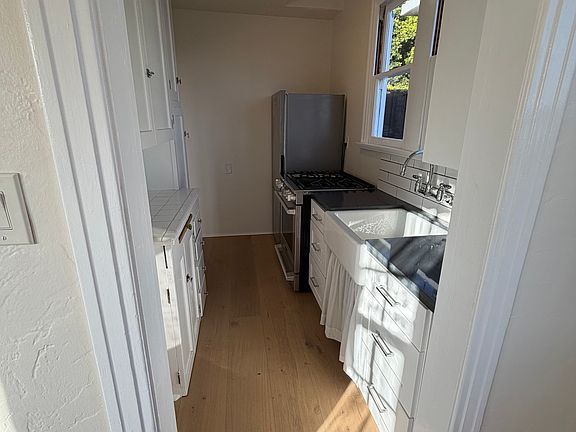 5th image of 2456 Beverley Ave #2429