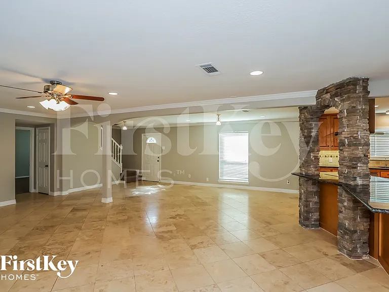 7902 Beaufort Dr — Photo 2