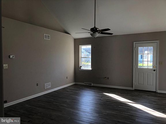 4th image of 102 Courtney Ln