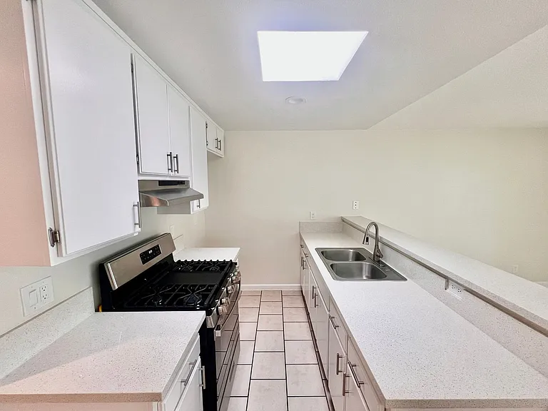 820 Glenoaks Apartments — Photo 10