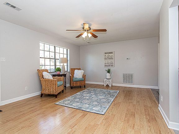 3rd image of 3204 Deer Lake Dr