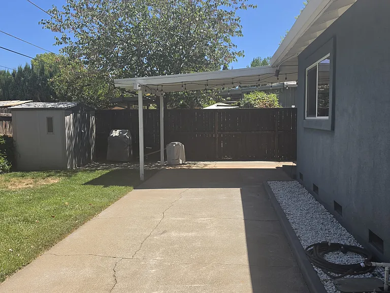 888 Glenn St — Photo 5