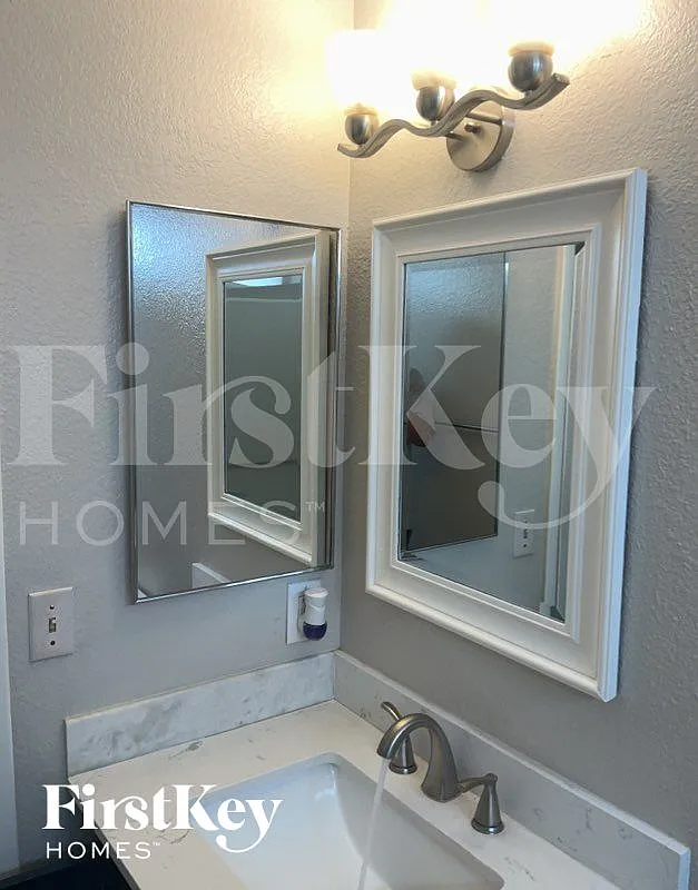 3 bed, 2.0 bath, 1518 sqft, $2,260 — Photo 2