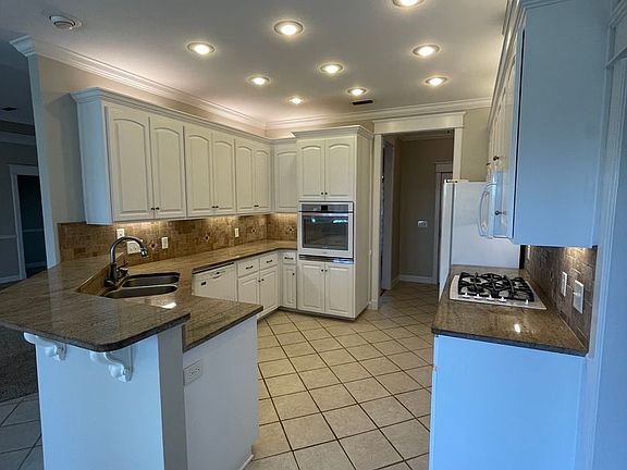 2nd image of 104 W Sommer Oak Dr