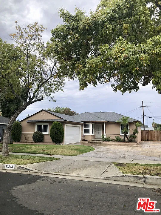 3 bed, 2.0 bath, 1264 sqft, $4,000 — Photo 2