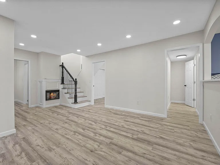 728 Glen Rd — Photo 3