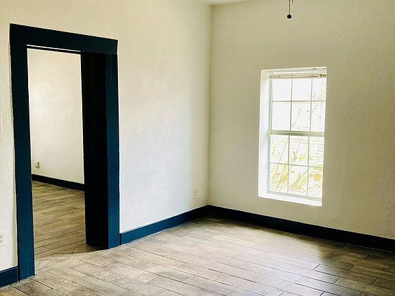 5th image of 104 E Waco St