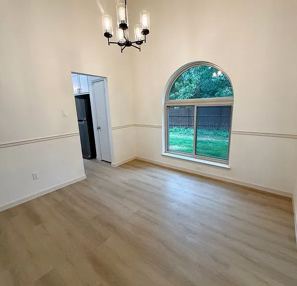 3308 Meadowview Dr — Photo 2
