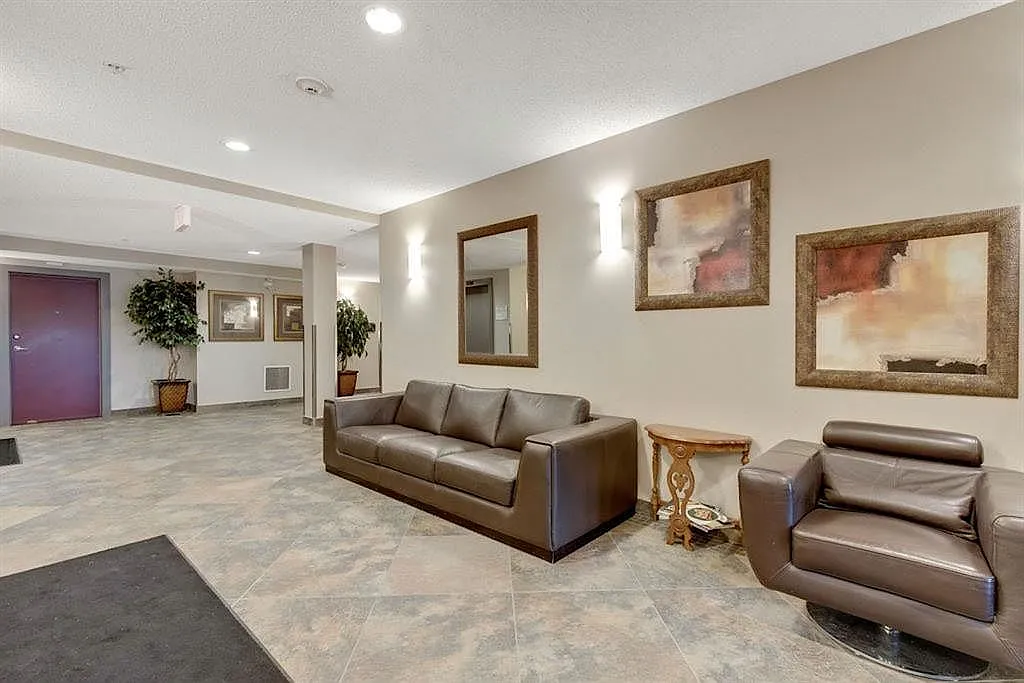 Beautiful 2 Bedroom Hillhurst Condo — Photo 3