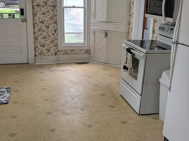 204 E 1st St — Photo 16
