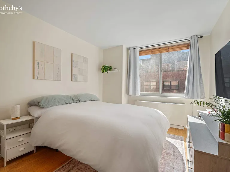 520 W 23rd St #8B — Photo 11