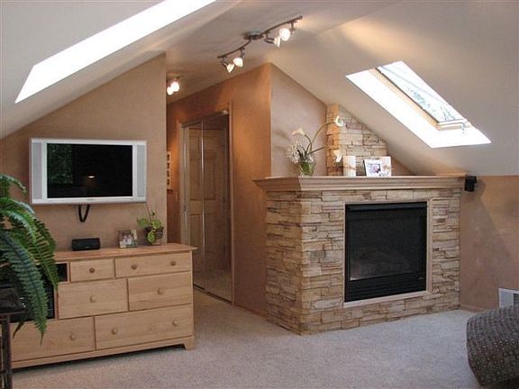 Master, gas fireplace, 2 walk in's