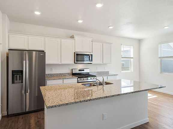 4th image of 815 Elias Tarn Dr