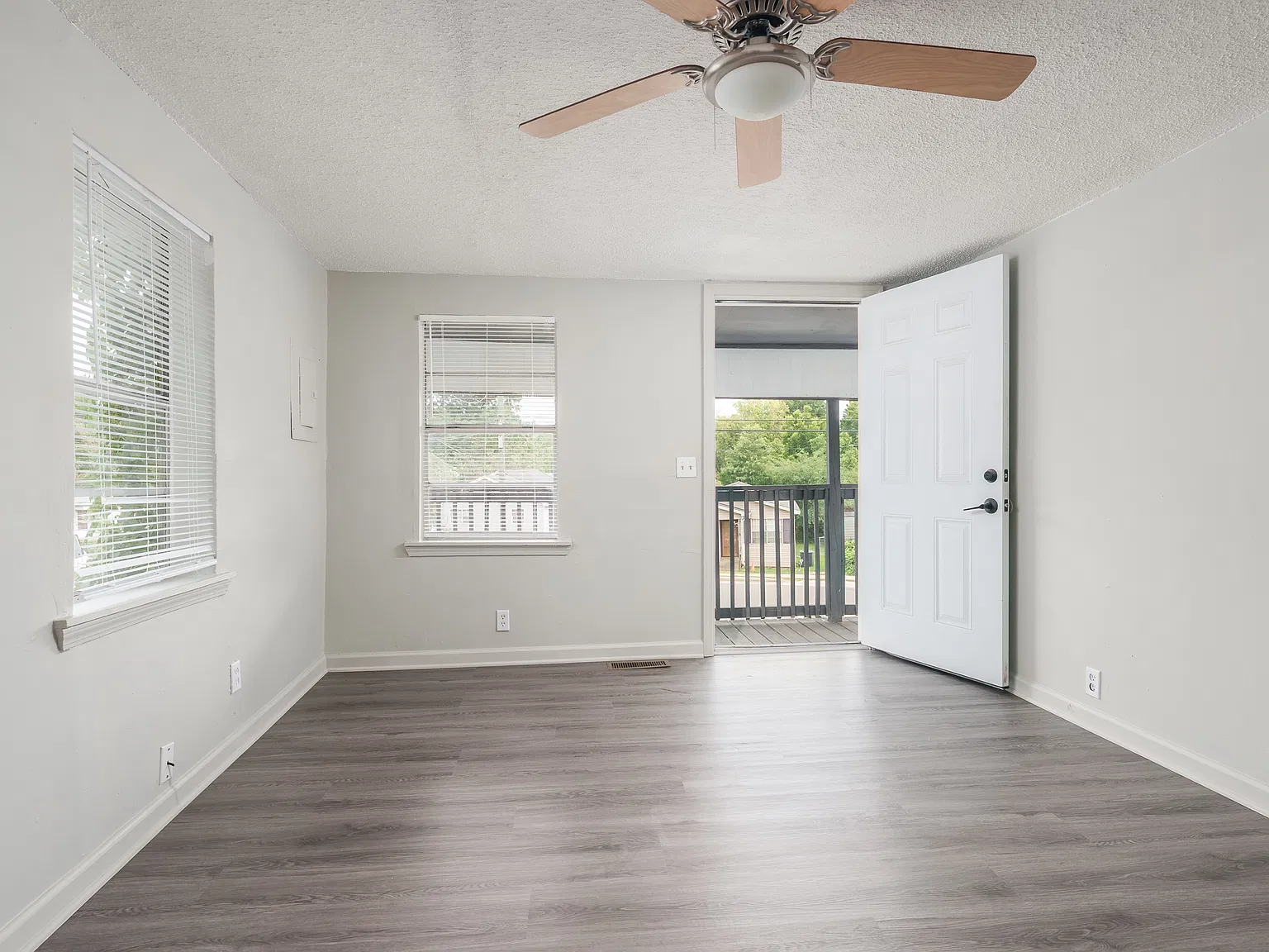 2 bed, 744 sqft, $1,300 — Photo 2