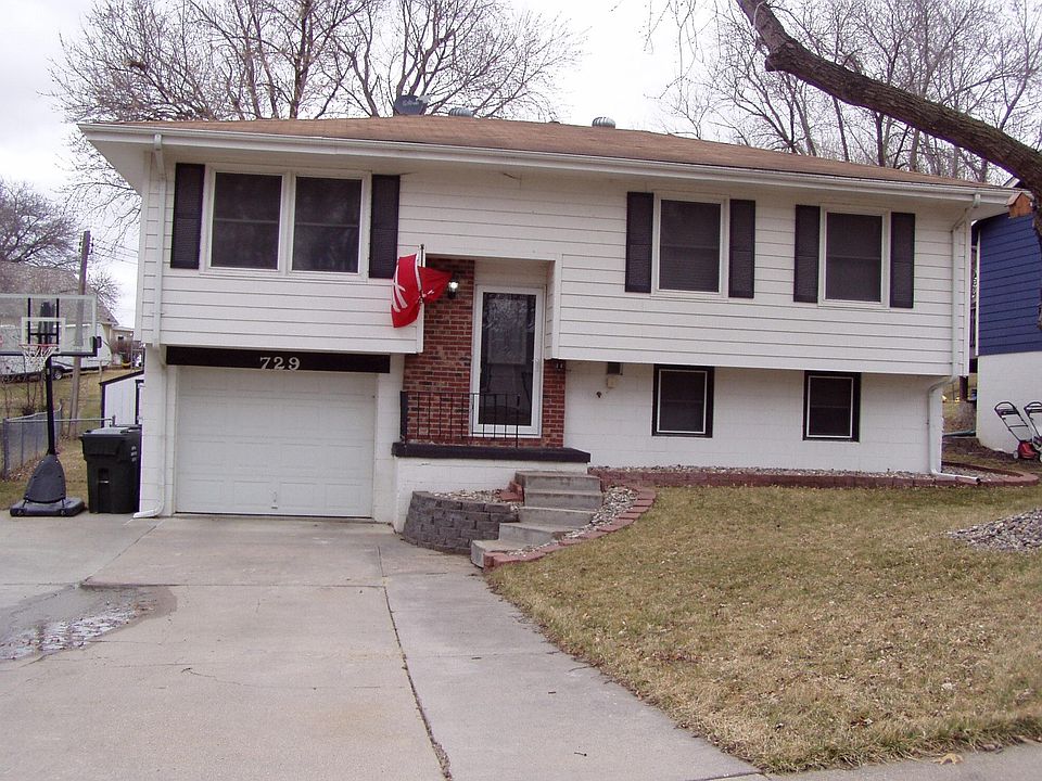 FRONT OF HOUSE
