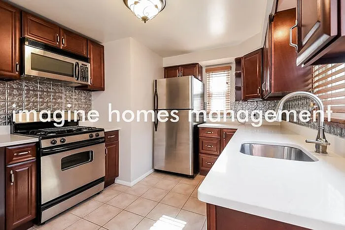 3 bed, 2.0 bath, 950 sqft, $2,050 — Photo 3