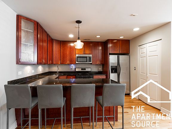4th image of 3300 W Dickens Ave #G
