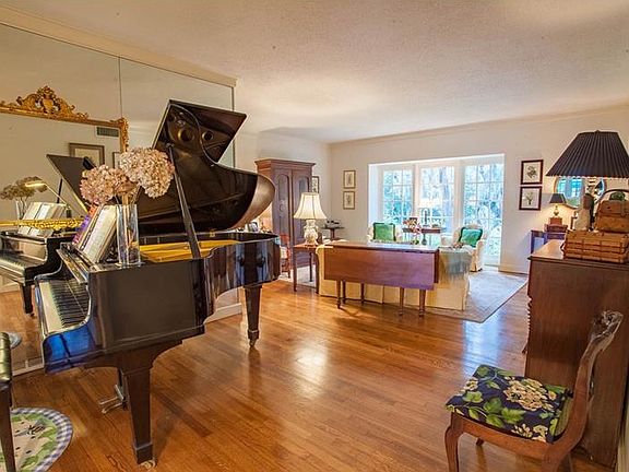 3rd image of 140 Chelton Cir