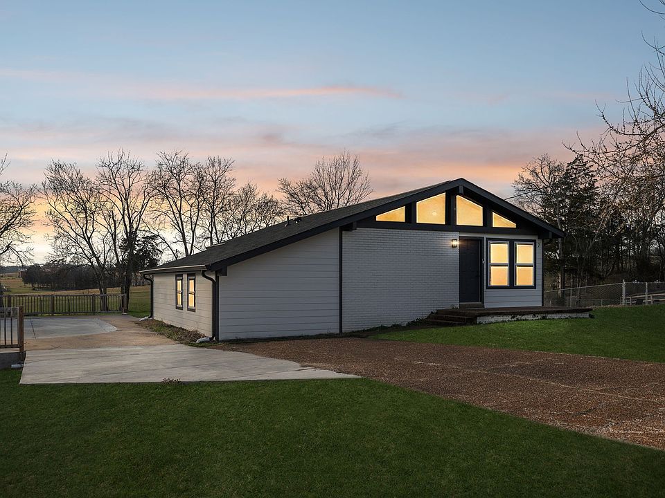 1st image of 7 Roberts Ln