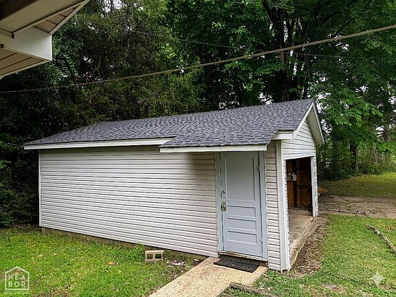 4th image of 409 Academy Dr