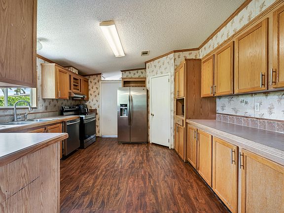 4th image of 220 NE 12th Avenue #44