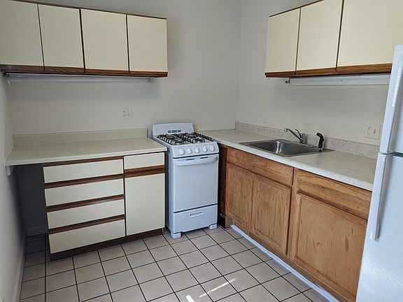 2nd image of 814 W Cornelia Ave #110MB
