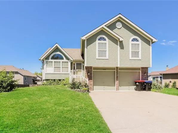 1304 Rayce Dr, Greenwood, MO 64034