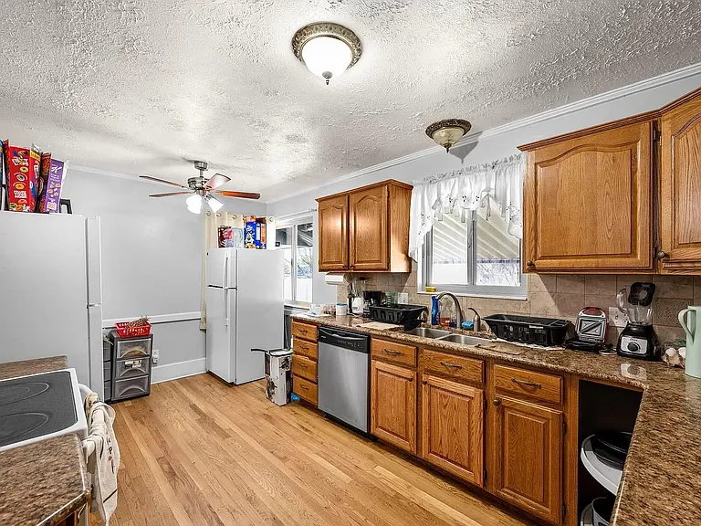 9050 S 1150 W — Photo 11