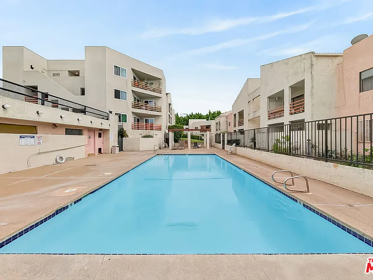 1118 Valencia St #310 — Photo 25