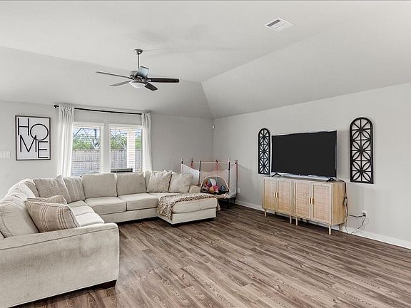 5th image of 4901 Perennial Ln