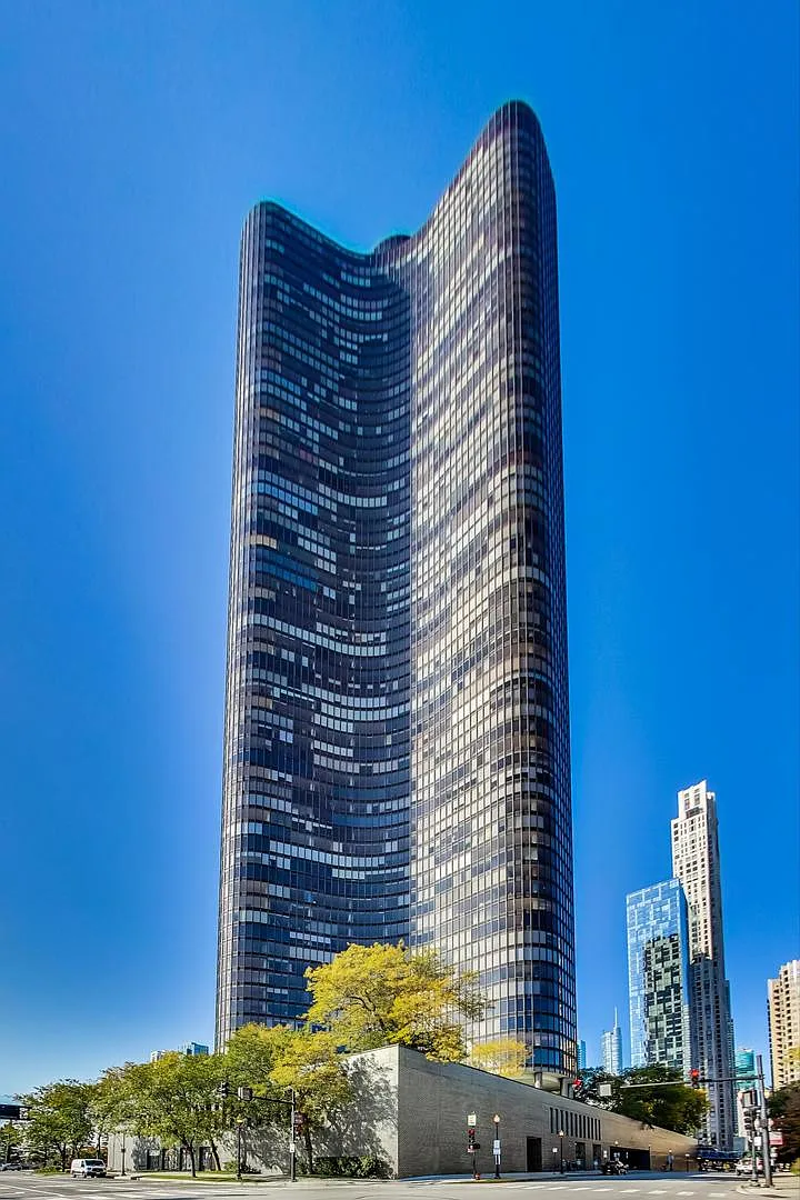 505 N Lake Shore Dr APT 5302 photo 1