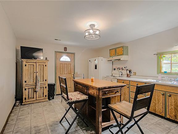 4th image of 913 Metropolitan Ave
