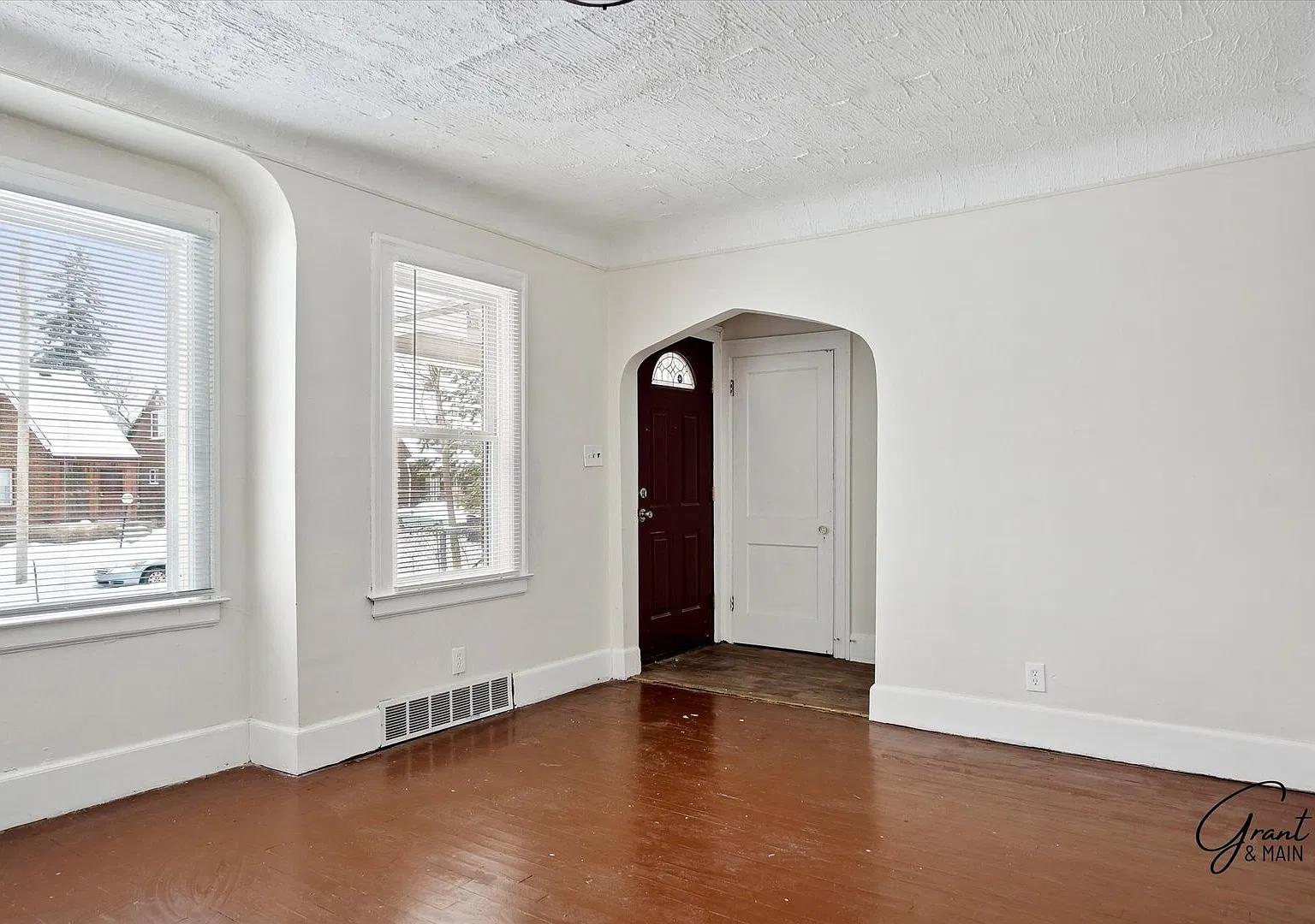 4 bedrooms, great location — Photo 3