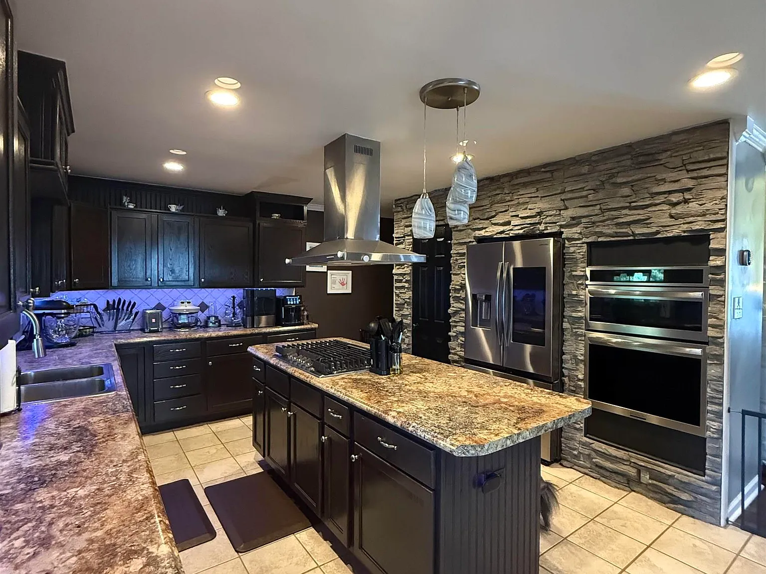 4 bed, 2.5 bath, $2,999 — Photo 2