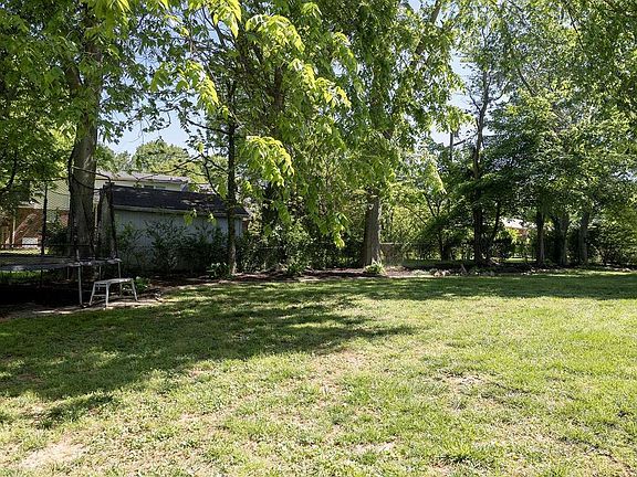 5th image of 1016 Meadowwood Ln