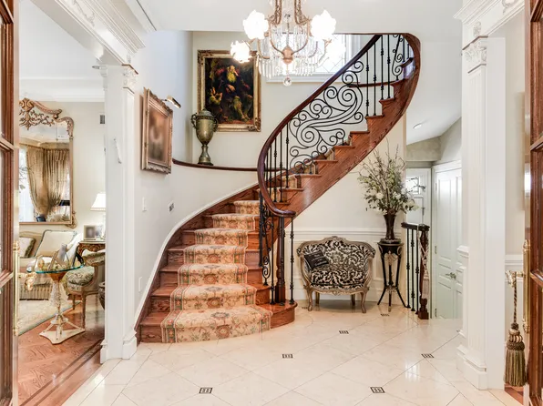 933 East 22nd Street image 2 of 22