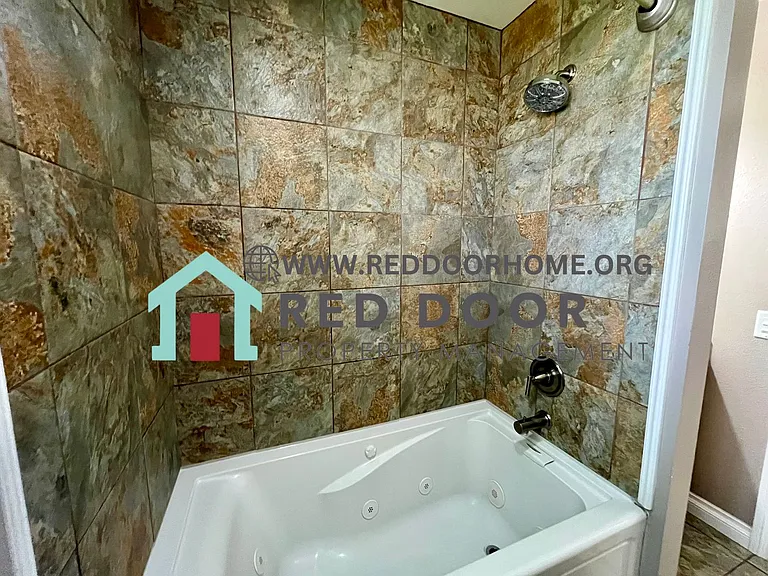 2213 4th St NE — Photo 6