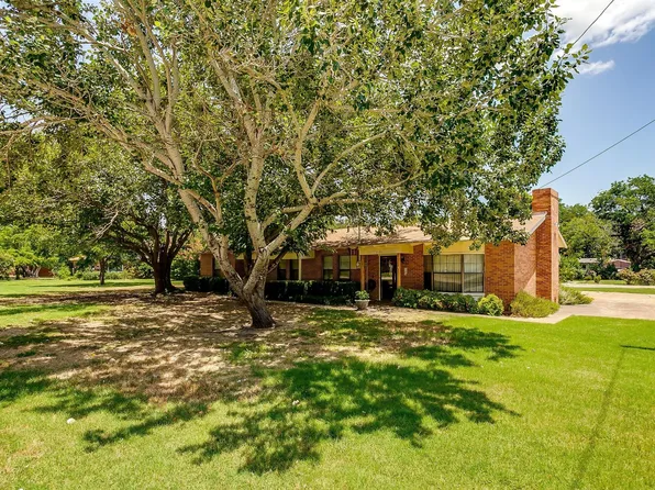 1151 Wade Hampton St, Benbrook, TX 76126