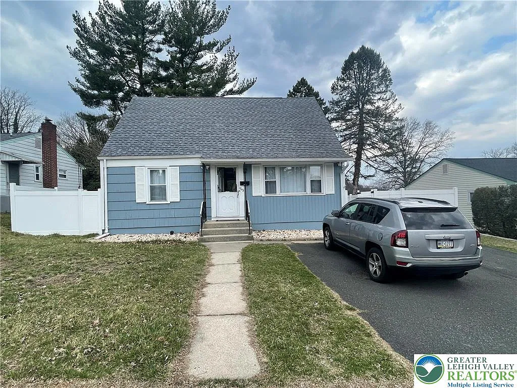 3 bed, 1.0 bath, 1040 sqft, $2,200 — Photo 1