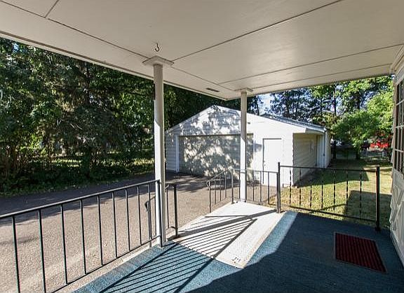 4th image of 644 2nd St SE